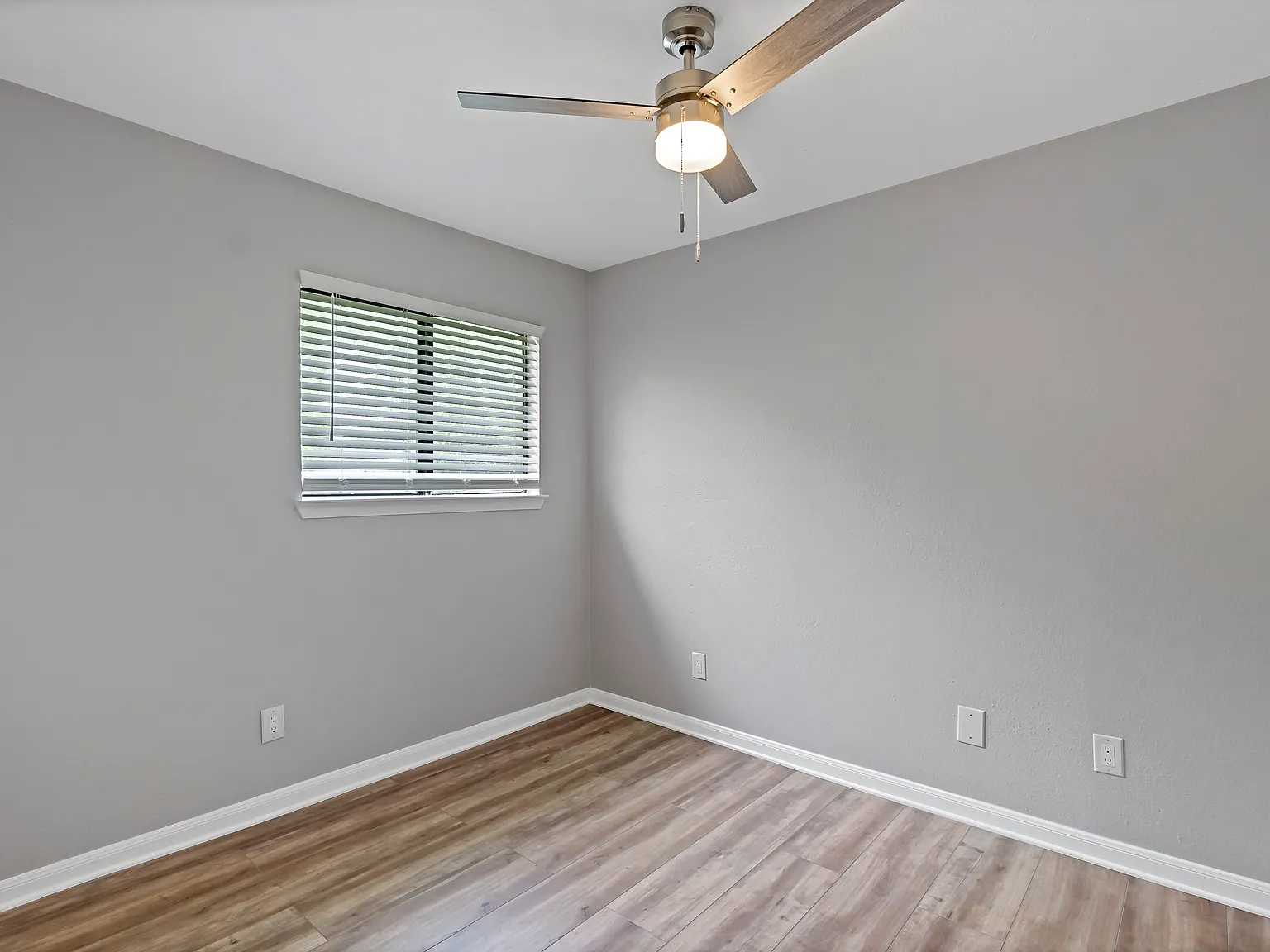 Oak Creek Condos — Photo 4