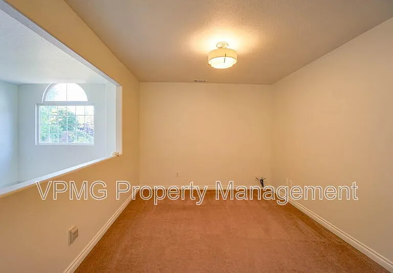 552 E 5th St — Photo 32