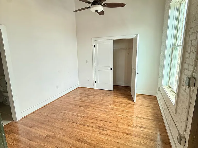 2033 W Broad St — Photo 26