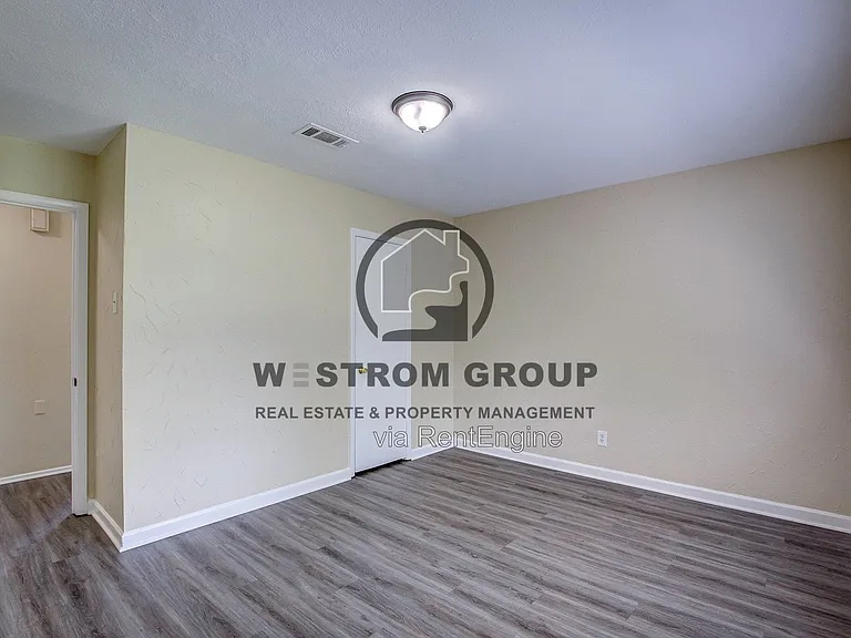 820 Collin Dr — Photo 12