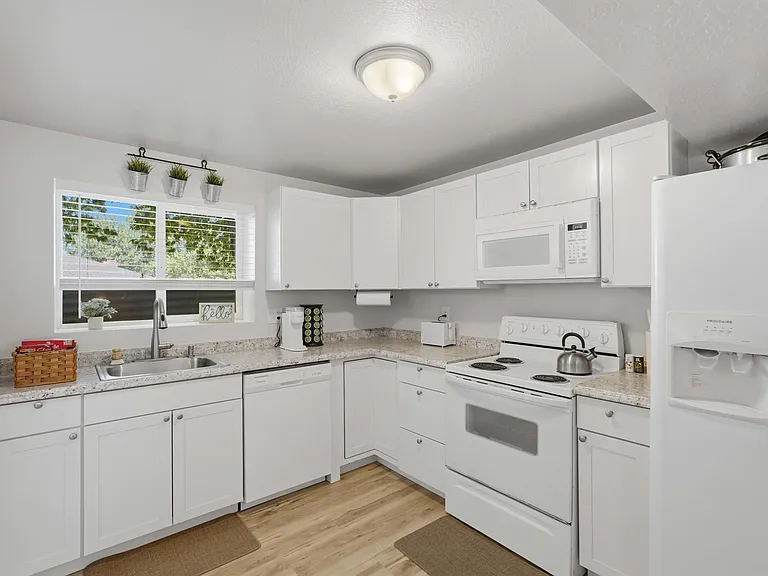 2569 N 2900 E — Photo 9