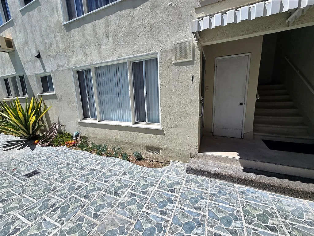 2 bed, 1100 sqft, $2,550 — Photo 2