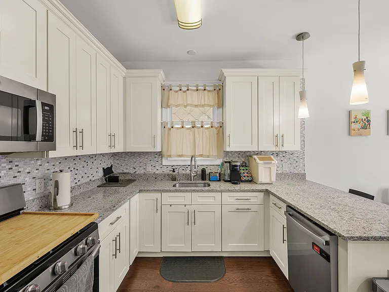140 36th St #204 — Photo 16
