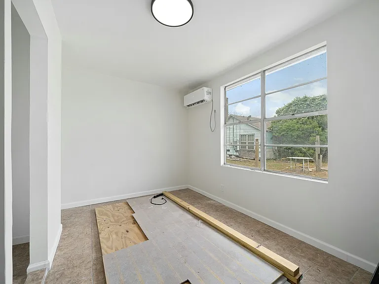 215 S 11th St #1 — Photo 5
