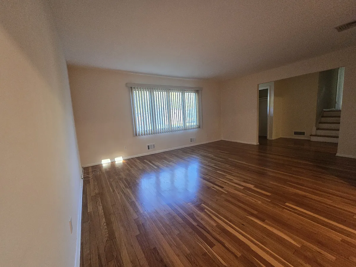 Spacious living room - 424 Jefferson St