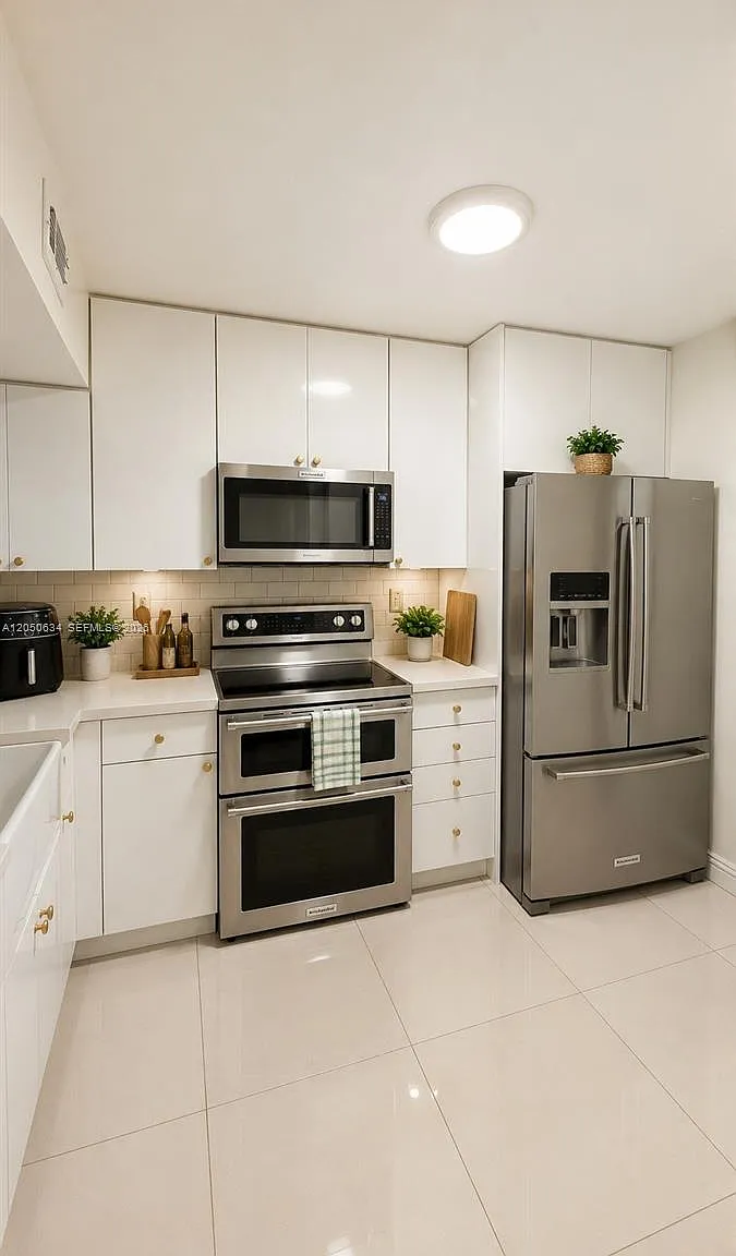 3 bed, 1120 sqft, $2,850 — Photo 2