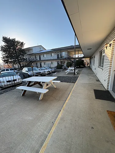 Town House Manor Photo 1