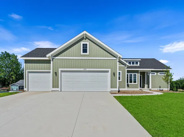 659 Waterford Village Dr NW, Grand Rapids, MI 49534