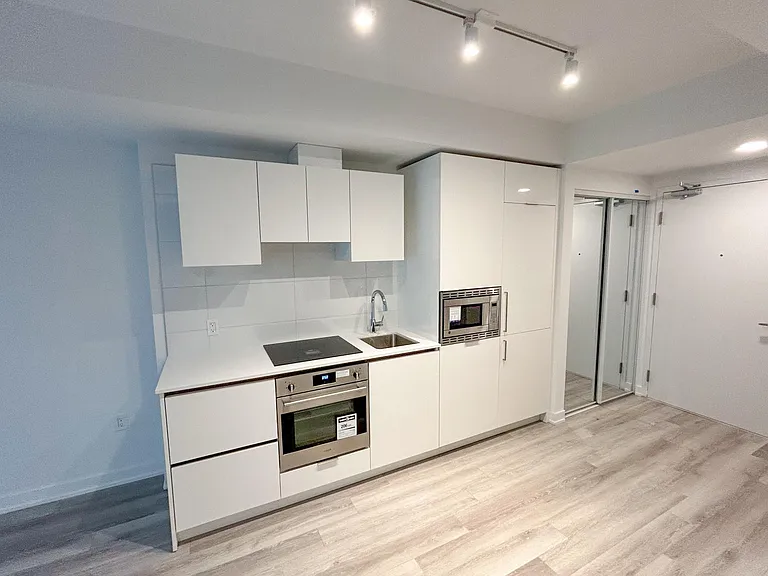 238 Simcoe St — Photo 8