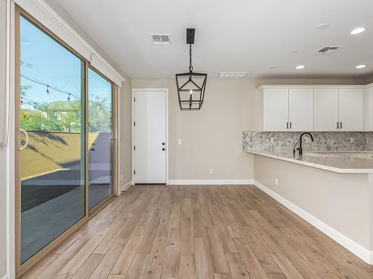 2026 W Desert Hollow Dr — Photo 4