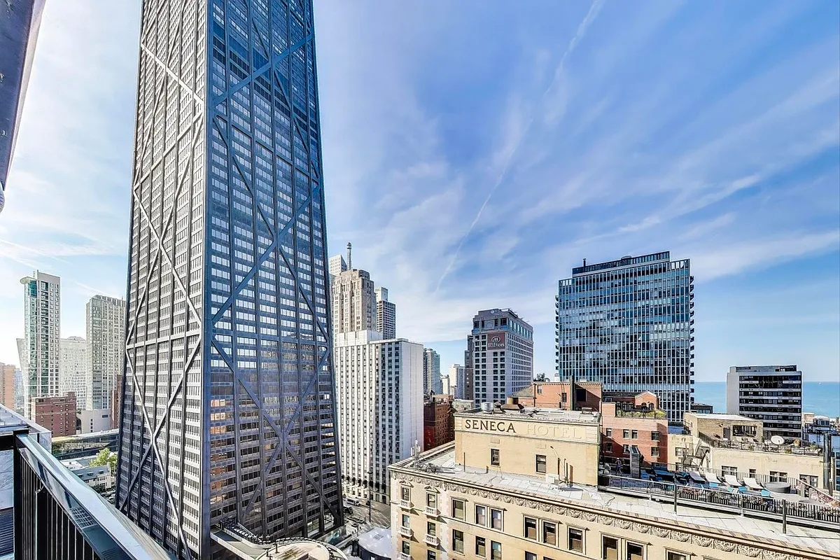 Building Photo - 201 E Chestnut St #4D