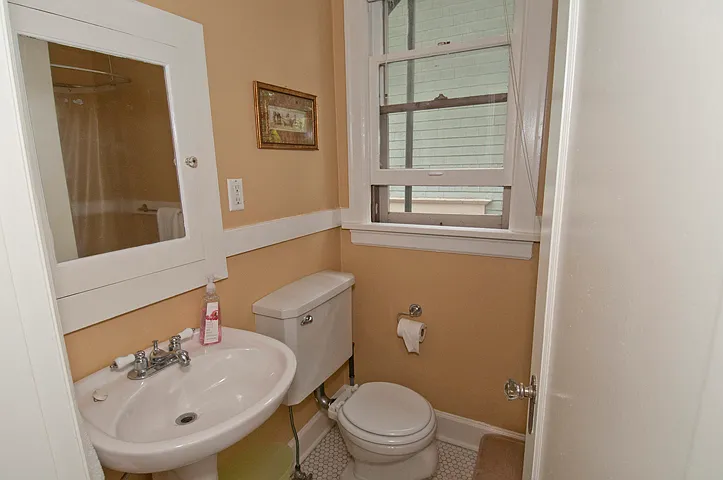 2356 NW Westover Rd #2 — Photo 2