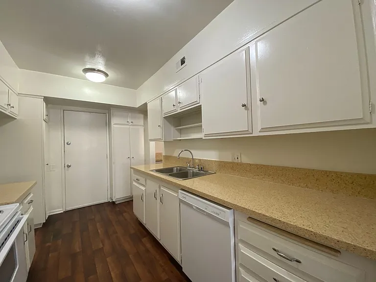 Terraces at the Oaks Apartments — Photo 32