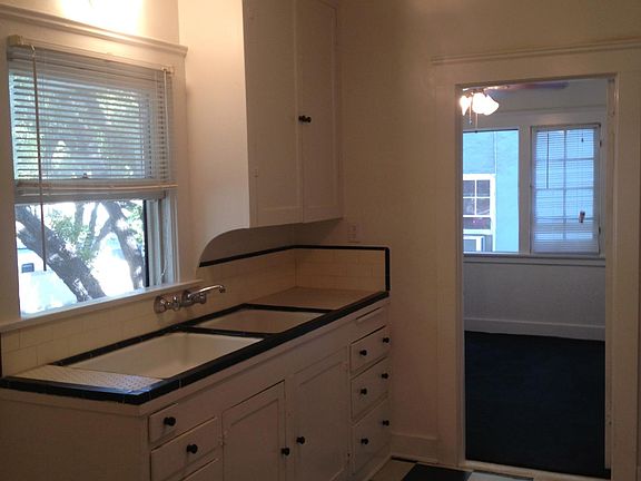 5th image of 328 E E St APT A