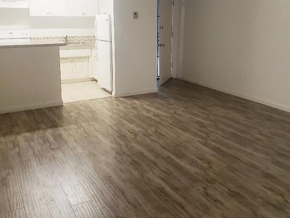 5th image of 11030 Moorpark St #9/10