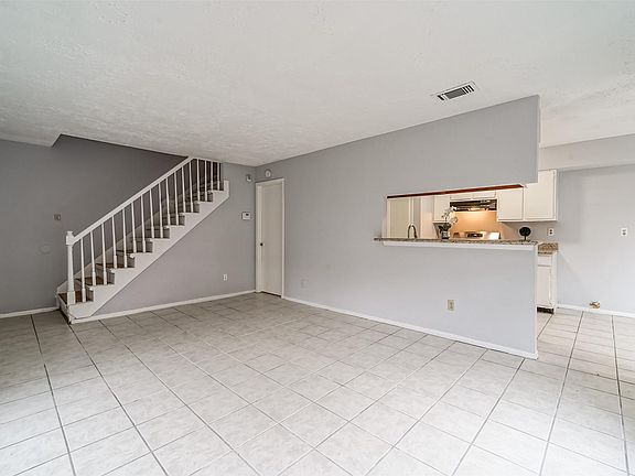 3rd image of 10910 Drakeland Dr