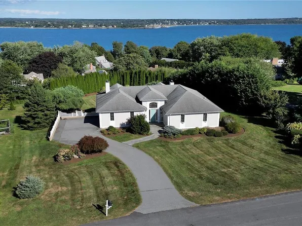 96 Adams Dr, Portsmouth, RI 02871