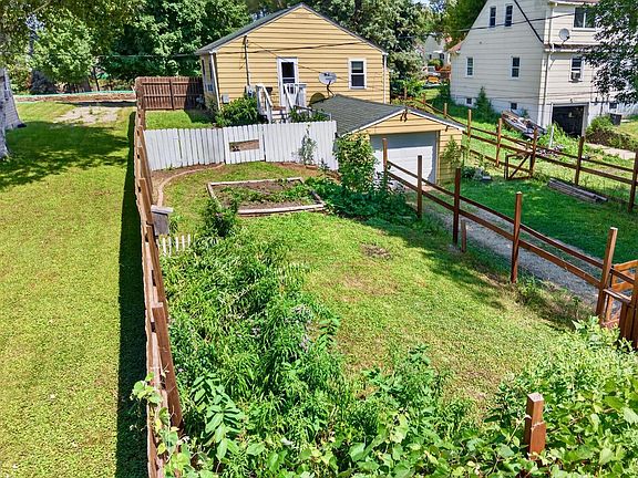 3rd image of 319 W Douglas Ave