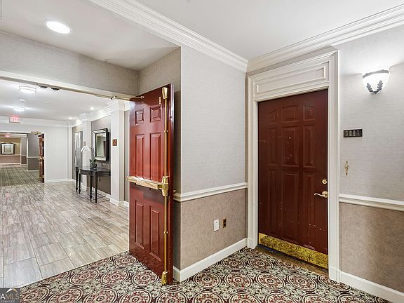 3rd image of 3334 Peachtree Rd NE APT 1001