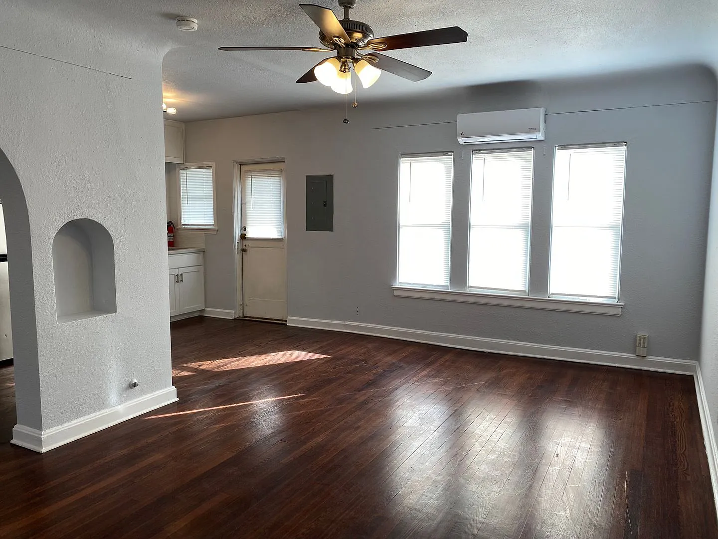 *Move In Special* Beautiful Renovated 1-Bedroom In Alamo Heights — Photo 4
