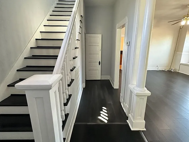 323 W Myrtle St — Photo 3