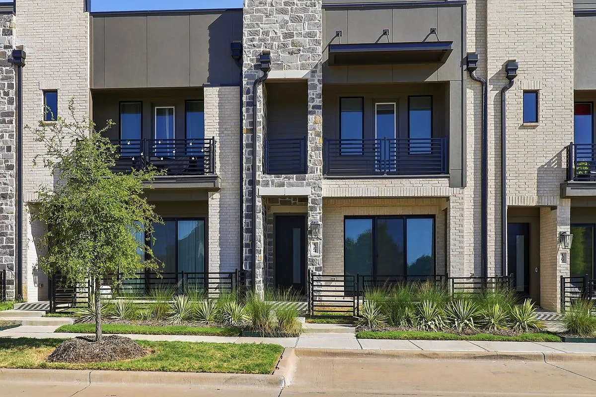 3 bed, 3.0 bath, 2559 sqft, $3,200 — Photo 1