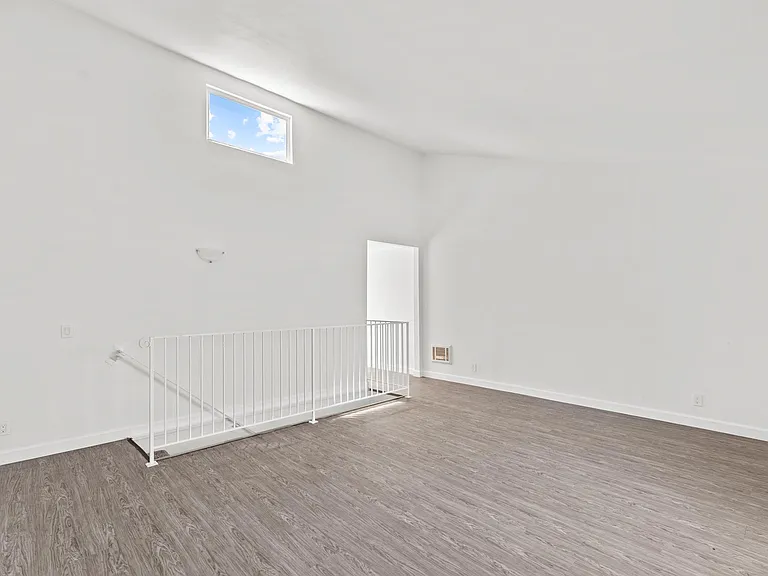 Greenbrier Apartments — Photo 33