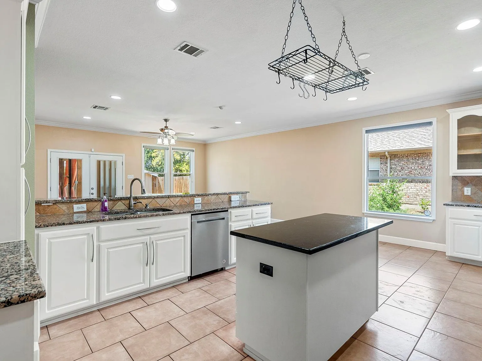 6 bed, 3.5 bath, 4037 sqft, $3,100 — Photo 3