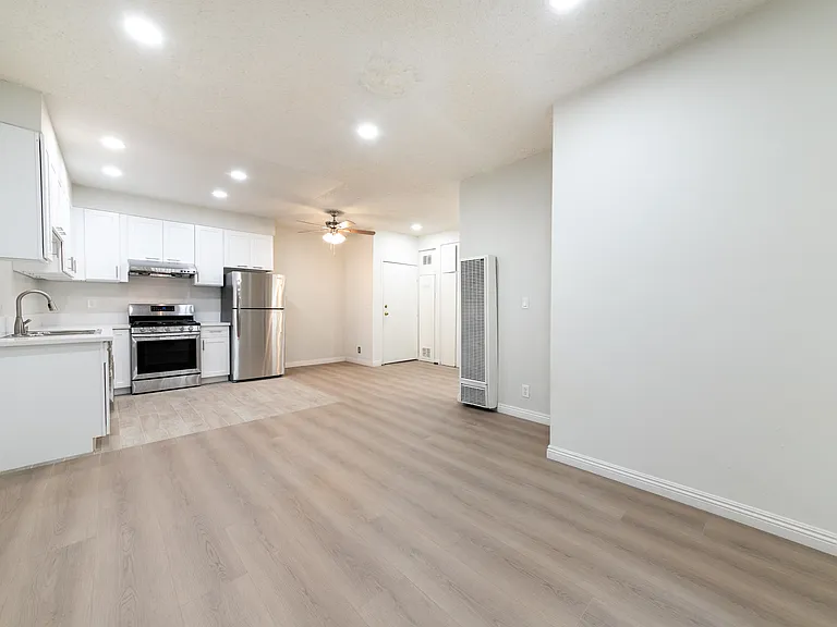 1138 S Grand View St — Photo 7