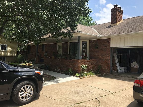 2nd image of 931 W Cedarwood Ct