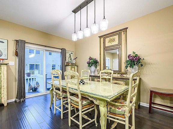 3rd image of 303 Bayside Ct