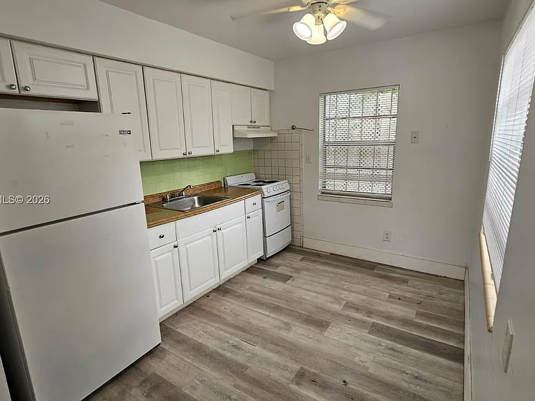 808 NE 10th St #3 — Photo 7