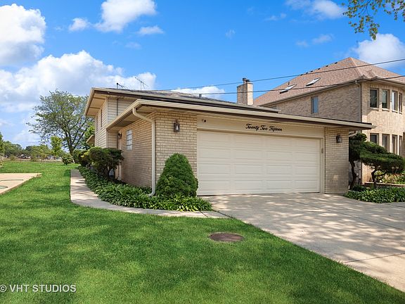 2nd image of 2215 Eastview Dr