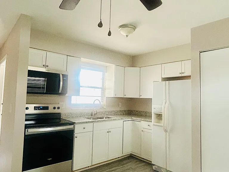 224 SE 16th Pl #4 — Photo 4