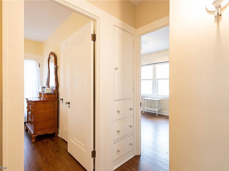 2nd image of 1672 Victoria Ave