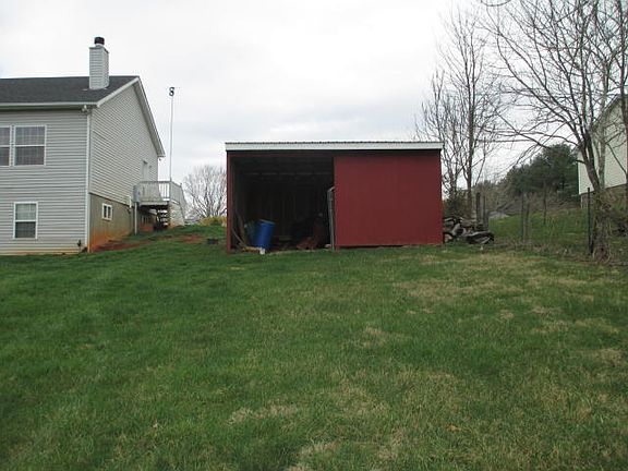 3rd image of 211 Oakridge Dr