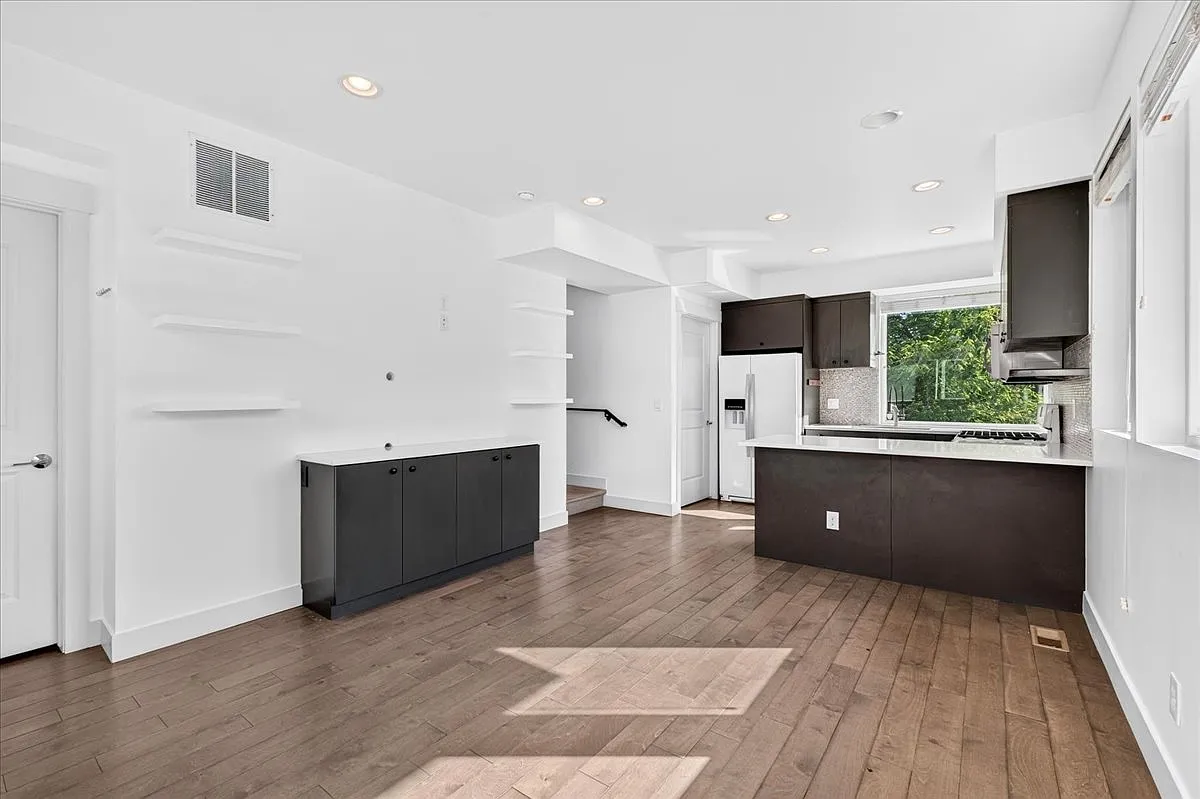 2 bed, 1117 sqft, $3,300 — Photo 3