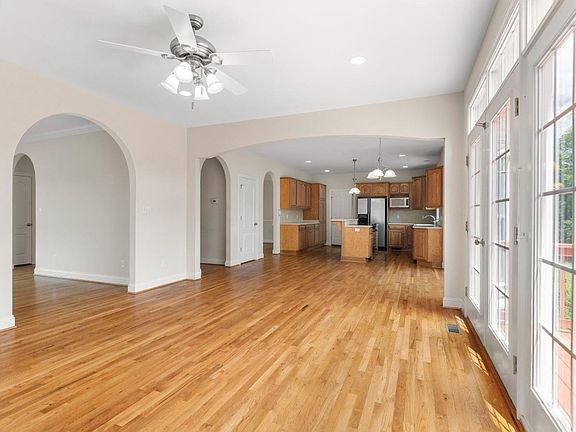 4th image of 802 Ivy Lake Dr