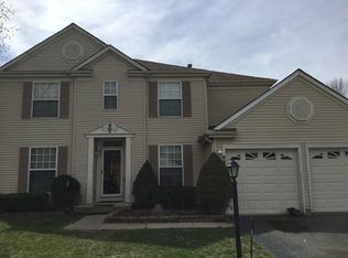 44 McKinley Ln, Streamwood, IL 60107