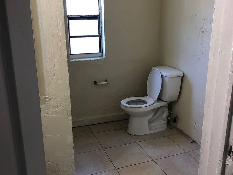 1859 Lauderdale Manor Dr — Photo 8