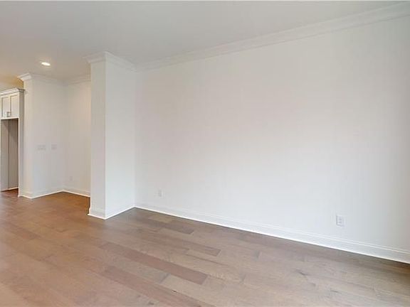 4th image of 141 Basil St