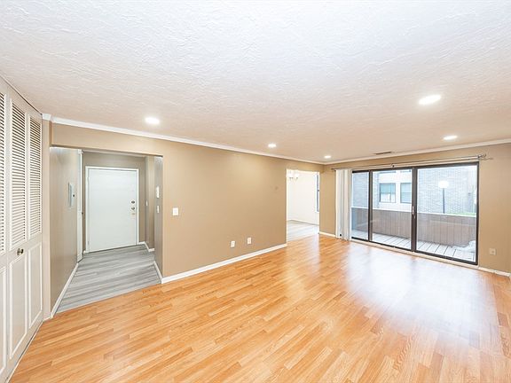 2nd image of 30 Shrewsbury Green Dr Unit G