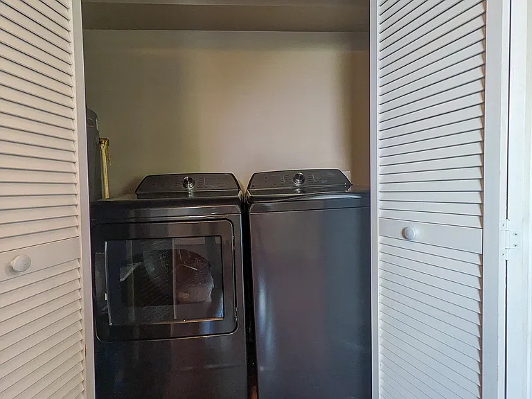 127 N Huron Dr — Photo 5