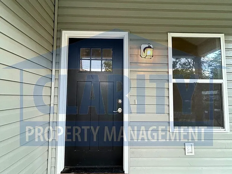 1594 Perry St SE — Photo 3