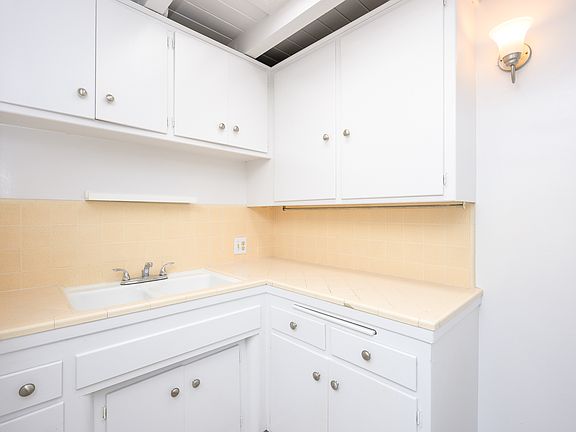 4th image of 54 62nd Pl APT J