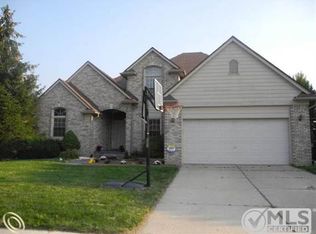592 Seabrook Dr, Rochester Hills, MI 48307