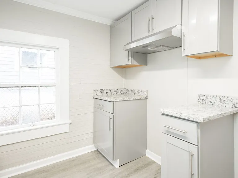 205 W Cherry St — Photo 30