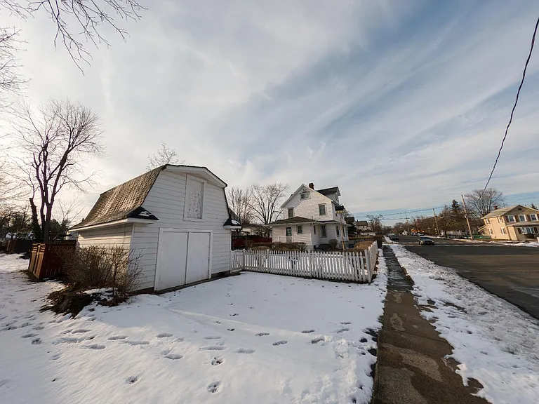 15 Sedgwick St — Photo 5