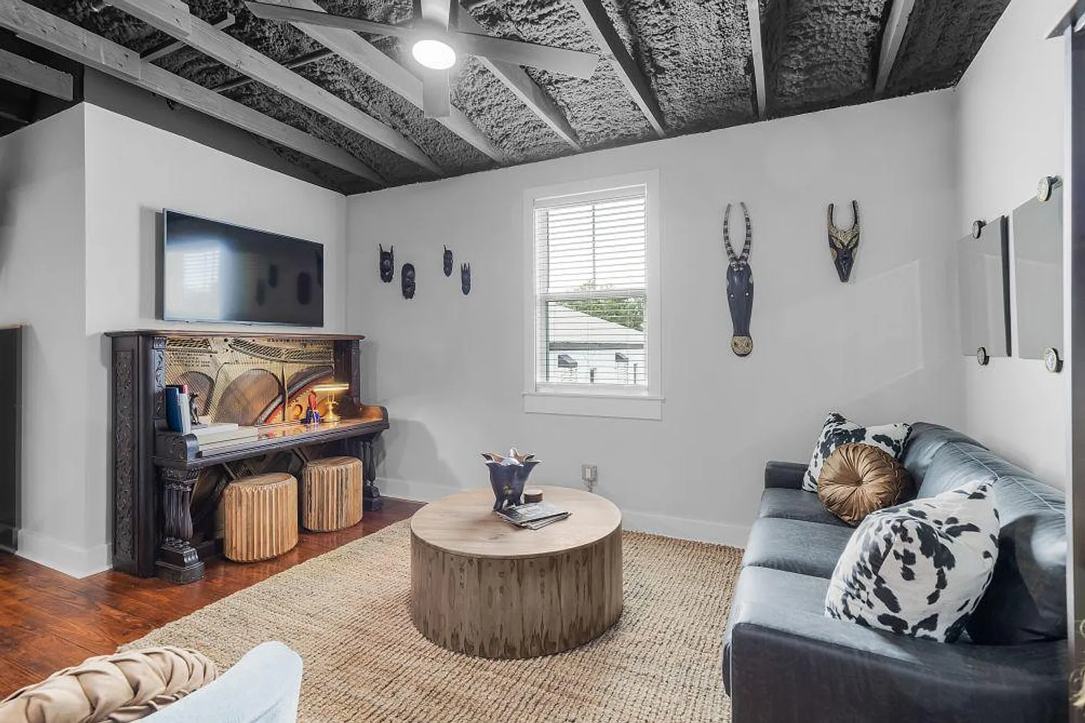 1 bed, 1.0 bath, 699 sqft, $4,200 — Photo 1