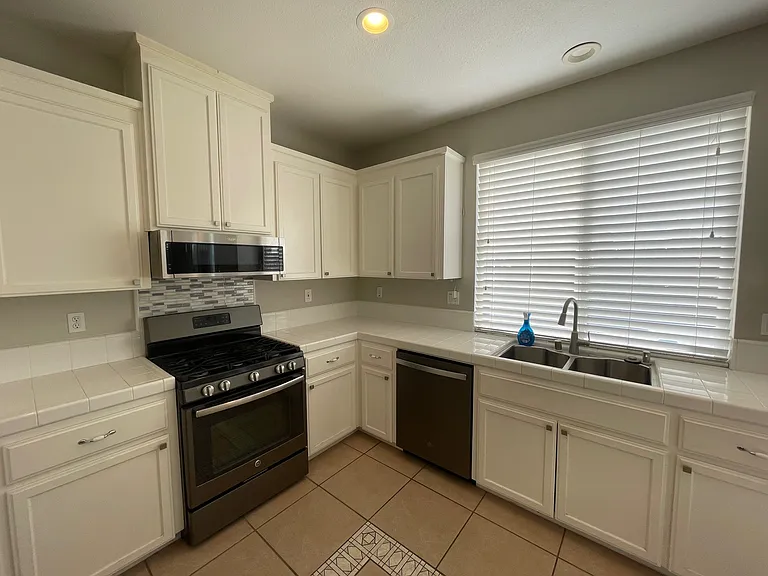 730 Sunlight Dr — Photo 6